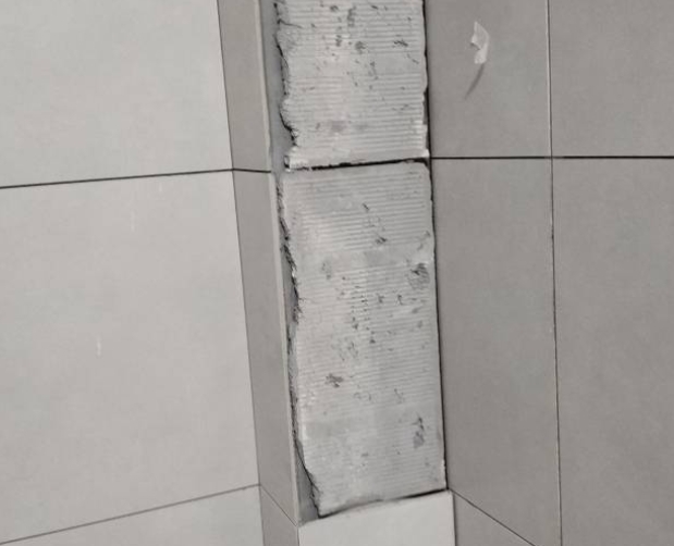 额尔古纳瓷砖空鼓维修公司分享下瓷砖施工前基层浇水润湿程度不足，可能导致以下问题